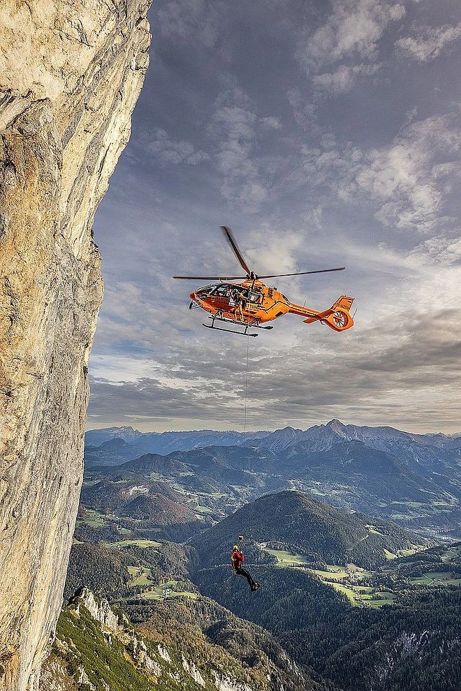 https://cms.bergwacht-bayern.de/Bergwacht-Bayern/Bilder_Artikel/Bilder_2023/1669/image-thumb__1669___auto_932dddbf3d714144a3e37e9ef9ff0313/EinsatzBGL3_StefanWiebel.21fb74aa.webp