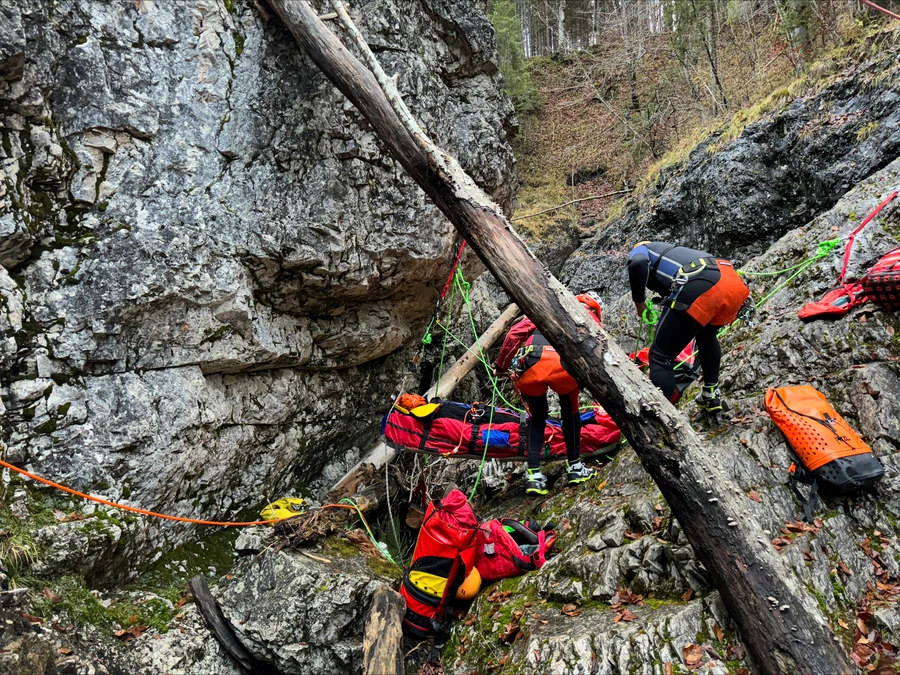 https://cms.bergwacht-bayern.de/Bergwacht-Bayern/Bilder_Artikel/Bilder_2023/1684/image-thumb__1684___auto_932dddbf3d714144a3e37e9ef9ff0313/Walchenklamm2.b73cb4bd.webp