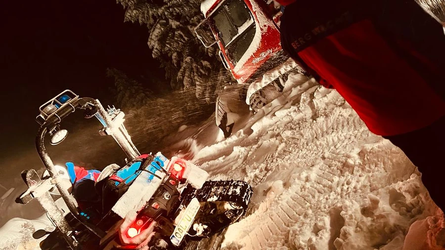 https://cms.bergwacht-bayern.de/Bergwacht-Bayern/Bilder_Artikel/Bilder_2024/1755/image-thumb__1755___auto_932dddbf3d714144a3e37e9ef9ff0313/2024-01-06-Pfronten-2.94142377.webp