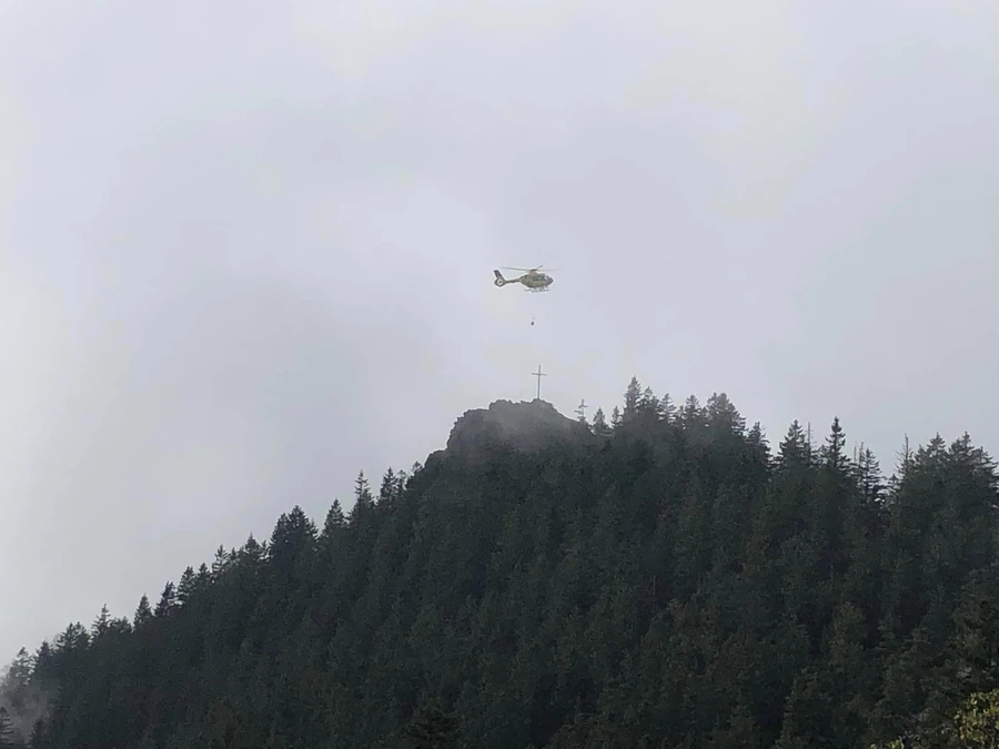 https://cms.bergwacht-bayern.de/Bergwacht-Bayern/Bilder_Artikel/Bilder_2024/Bayerwald/2527/image-thumb__2527___auto_932dddbf3d714144a3e37e9ef9ff0313/Lam_Einsatz_1.d231a3f3.webp