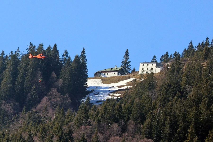 https://cms.bergwacht-bayern.de/Bergwacht-Bayern/Bilder_Artikel/Bilder_2024/Chiemgau/2024-03-02%20Gleitschirm%20Reichenhall/2028/image-thumb__2028___auto_932dddbf3d714144a3e37e9ef9ff0313/DQ3A2684..32f43e62.webp