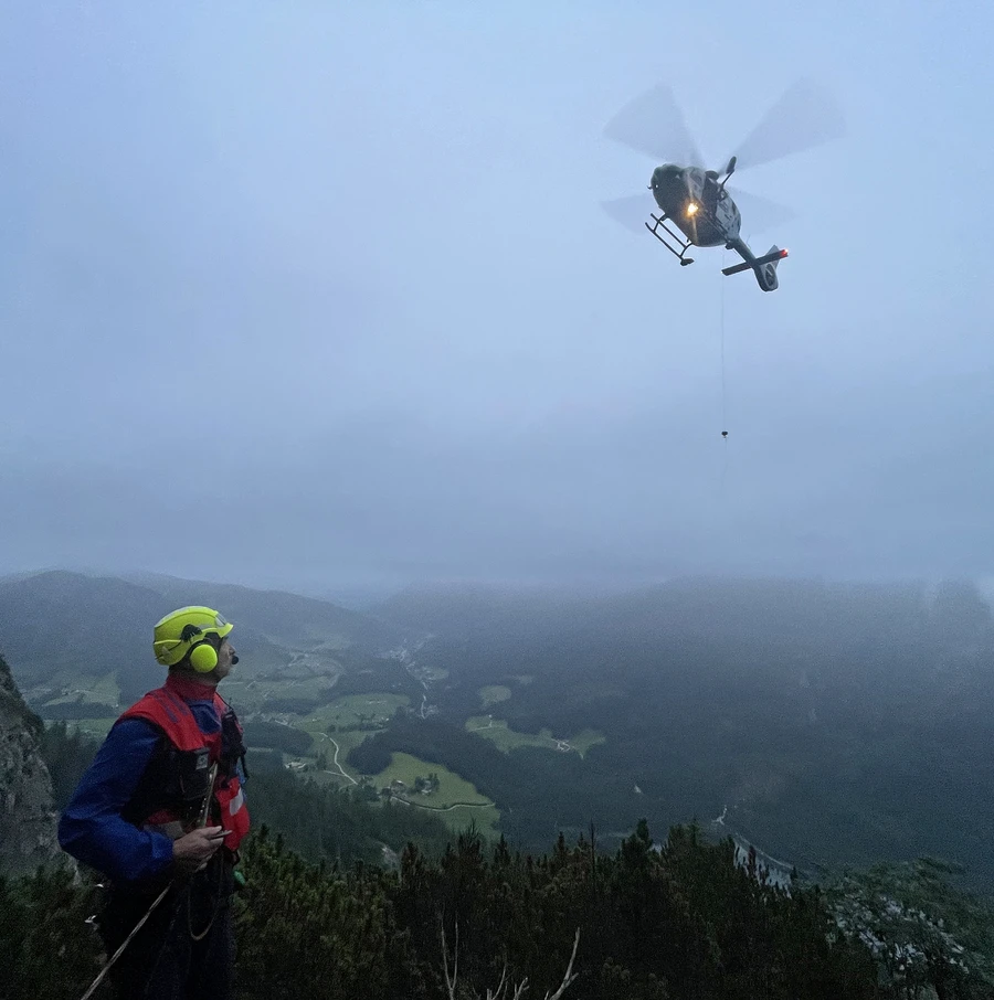 https://cms.bergwacht-bayern.de/Bergwacht-Bayern/Bilder_Artikel/Bilder_2024/Chiemgau/2024-07-13%20Edelwei%C3%9Flahner/2284/image-thumb__2284___auto_932dddbf3d714144a3e37e9ef9ff0313/Anflug_Polizeihubschrauber.71248932.webp