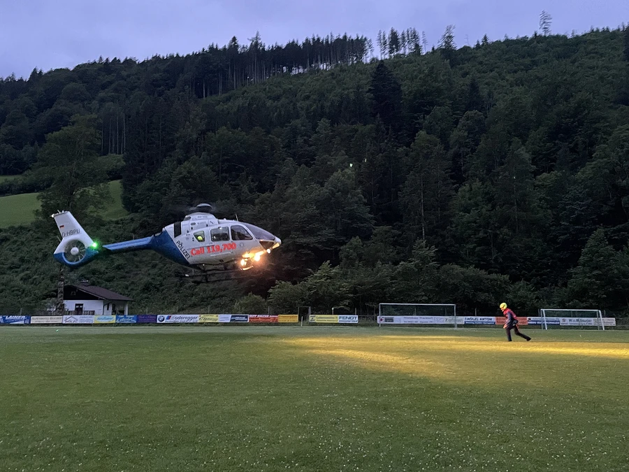 https://cms.bergwacht-bayern.de/Bergwacht-Bayern/Bilder_Artikel/Bilder_2024/Chiemgau/2024-07-13%20Edelwei%C3%9Flahner/2285/image-thumb__2285___auto_932dddbf3d714144a3e37e9ef9ff0313/Landung_Polizeihubschrauber.0688e3eb.webp