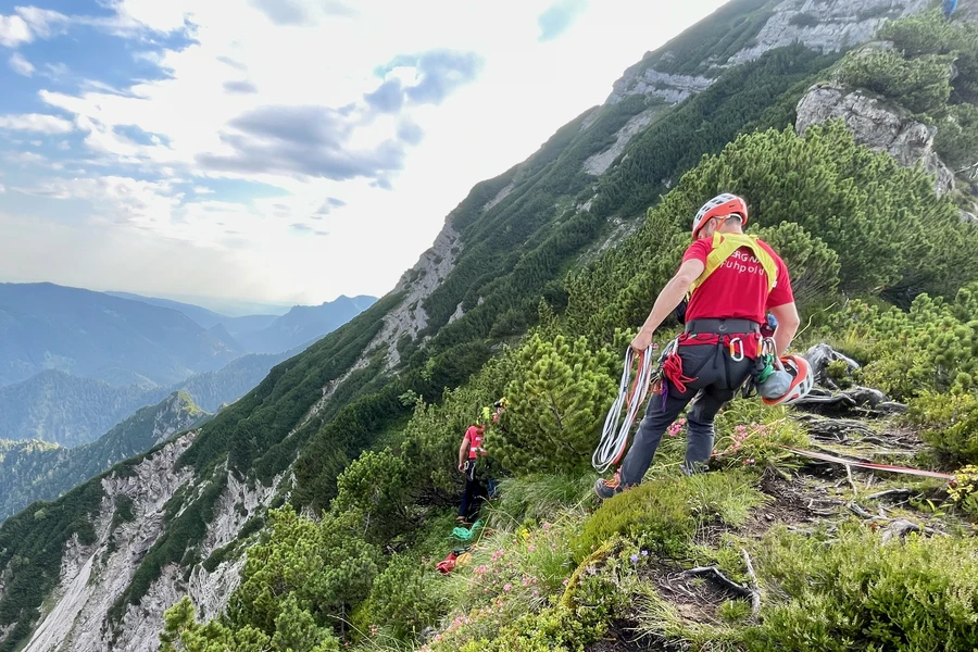 https://cms.bergwacht-bayern.de/Bergwacht-Bayern/Bilder_Artikel/Bilder_2024/Chiemgau/2024-07-27%20Biwak%20am%20Sonntagshorn/2319/image-thumb__2319___auto_932dddbf3d714144a3e37e9ef9ff0313/IMG_2243.c27efd9c.webp