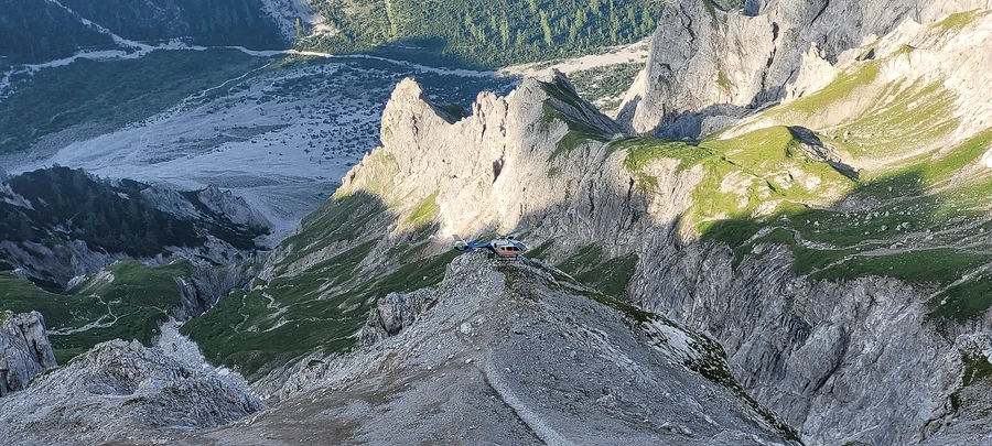https://cms.bergwacht-bayern.de/Bergwacht-Bayern/Bilder_Artikel/Bilder_2024/Chiemgau/2024-08-07%20Biwak%20am%20Watzmann/2327/image-thumb__2327___auto_932dddbf3d714144a3e37e9ef9ff0313/20240808_abholung_suedspitze.b1c12d1e.webp