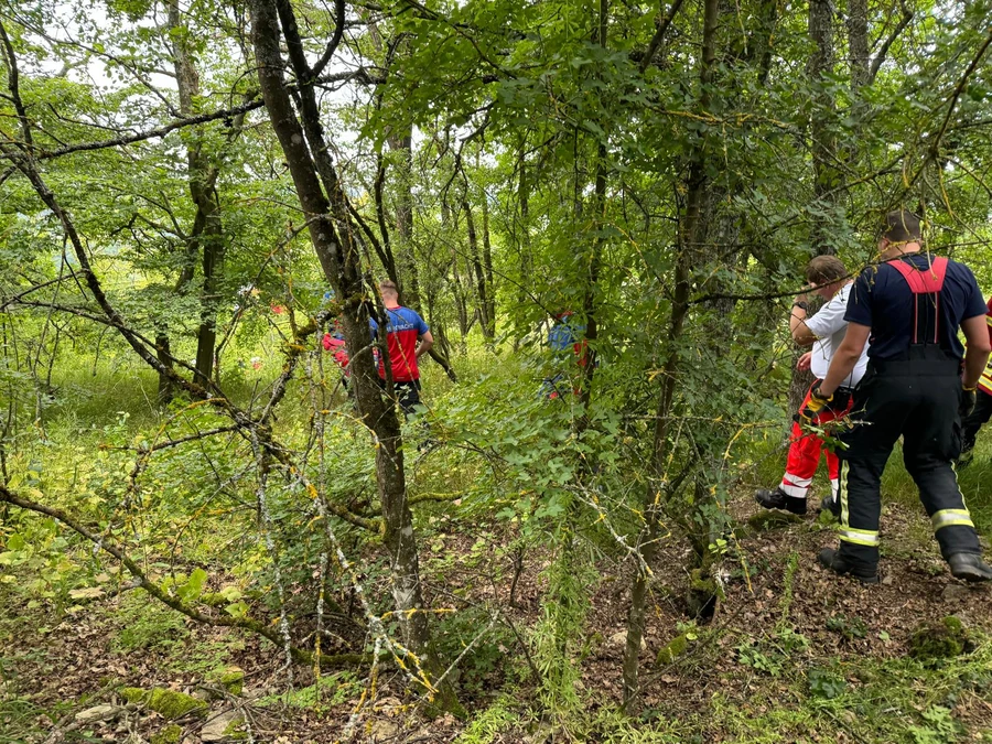 https://cms.bergwacht-bayern.de/Bergwacht-Bayern/Bilder_Artikel/Bilder_2024/Rhoen-Spessart/2216/image-thumb__2216___auto_932dddbf3d714144a3e37e9ef9ff0313/2024-06-11-abges.-Gleitschirmfl.-Homburg-2.b59e2f97.webp
