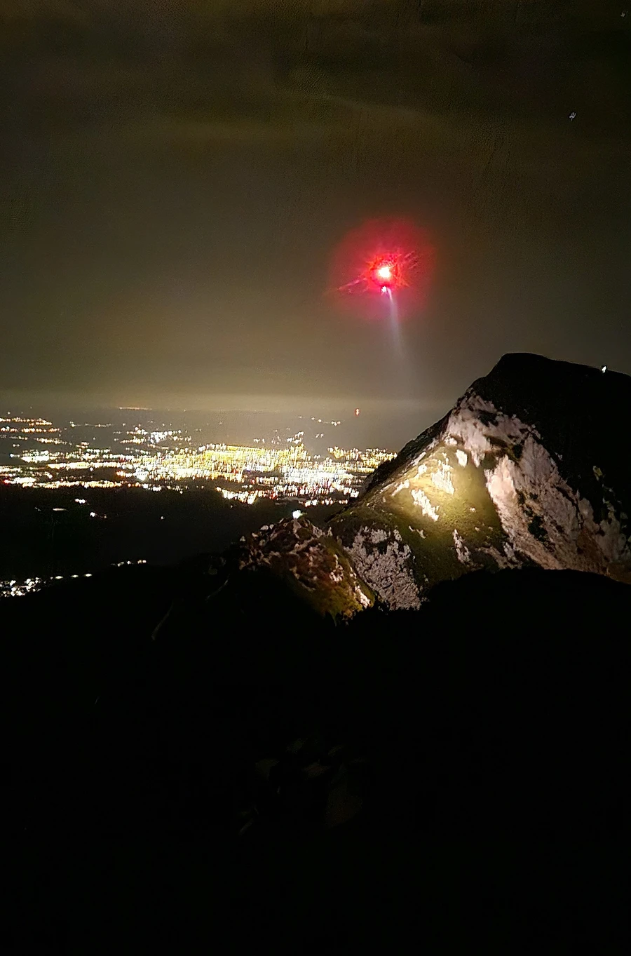 https://cms.bergwacht-bayern.de/Bergwacht-Bayern/Bilder_Artikel/Bilder_2025/Chiemgau/2025_04_20%204P%20Ersch%C3%B6pft%20am%20Gamsknogl/2701/image-thumb__2701___auto_932dddbf3d714144a3e37e9ef9ff0313/3.f36922e4.webp