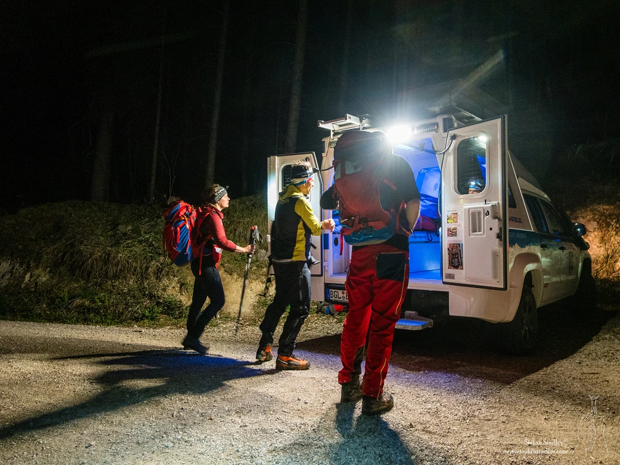 https://cms.bergwacht-bayern.de/Bergwacht-Bayern/Bilder_Artikel/Bilder_2025/Chiemgau/2025_04_20%204P%20Ersch%C3%B6pft%20am%20Gamsknogl/2706/image-thumb__2706___auto_932dddbf3d714144a3e37e9ef9ff0313/7.274e42e2.webp