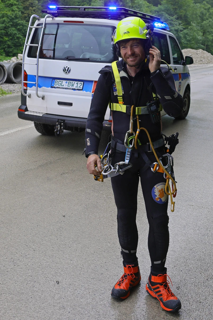 https://cms.bergwacht-bayern.de/Bergwacht-Bayern/Bilder_Artikel/Bilder_2025/Chiemgau/2025_08_04%20Sturz%20in%20die%20Wei%C3%9Fbachschlucht/3038/image-thumb__3038___auto_932dddbf3d714144a3e37e9ef9ff0313/hoch_Canyonretter.b0ccc78b.webp