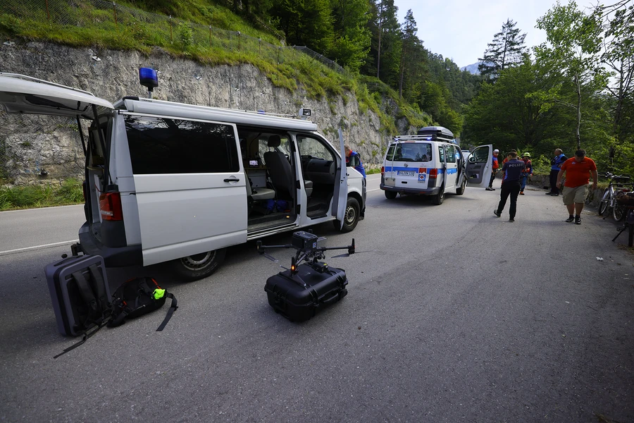 https://cms.bergwacht-bayern.de/Bergwacht-Bayern/Bilder_Artikel/Bilder_2025/Chiemgau/2025_08_25%20Absturz%20neben%20Weissbachschlucht/3071/image-thumb__3071___auto_932dddbf3d714144a3e37e9ef9ff0313/quer_Drohne.715fb820.webp
