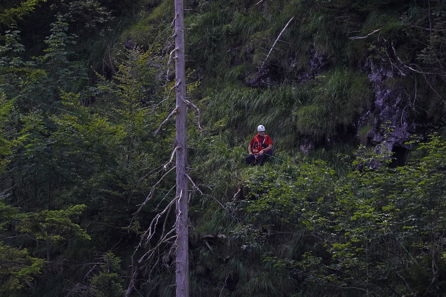 https://cms.bergwacht-bayern.de/Bergwacht-Bayern/Bilder_Artikel/Bilder_2025/Chiemgau/2025_08_25%20Absturz%20neben%20Weissbachschlucht/3072/image-thumb__3072___auto_932dddbf3d714144a3e37e9ef9ff0313/quer_Seilgel%C3%A4nder.a34e78fd.webp