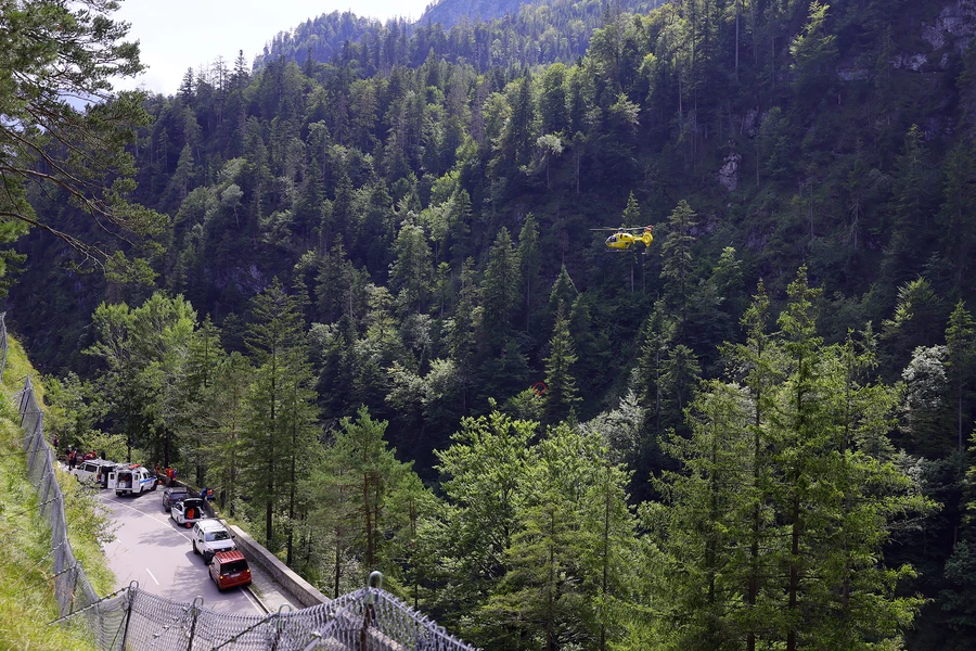 https://cms.bergwacht-bayern.de/Bergwacht-Bayern/Bilder_Artikel/Bilder_2025/Chiemgau/2025_08_25%20Absturz%20neben%20Weissbachschlucht/3074/image-thumb__3074___auto_932dddbf3d714144a3e37e9ef9ff0313/Gel%C3%A4nde_komplett.85c57d67.webp